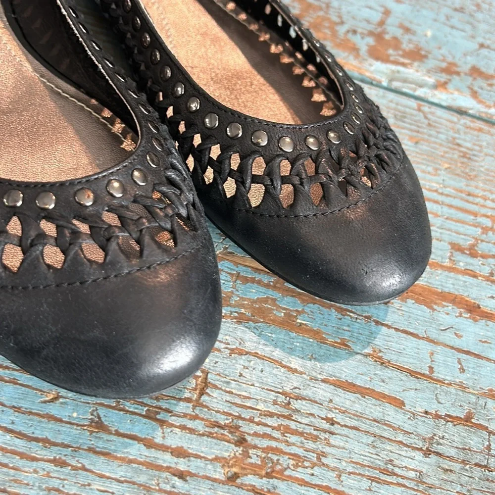 b. MAKOWSKY Black LEATHER FLATS w/  silver studs and perforation detail size 7.5 - Picture 3 of 8